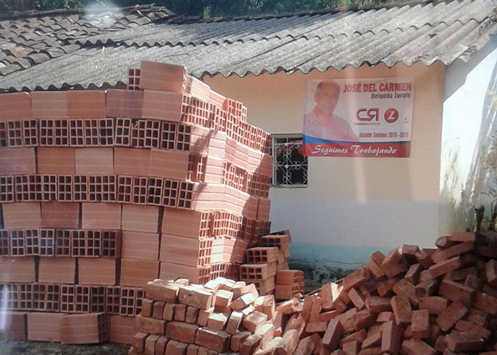 En Santana, Boyacá, pagan votos y cédulas con ladrillo y cemento