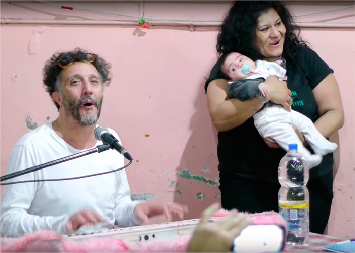 Video: Fito Páez sorprende a indigentes de Buenos Aires