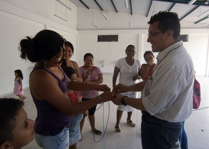 El exparamilitar que hoy lleva perdón a las regiones