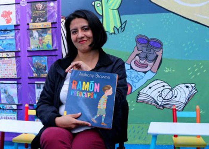 Una bibliotecaria que alumbra con su trabajo