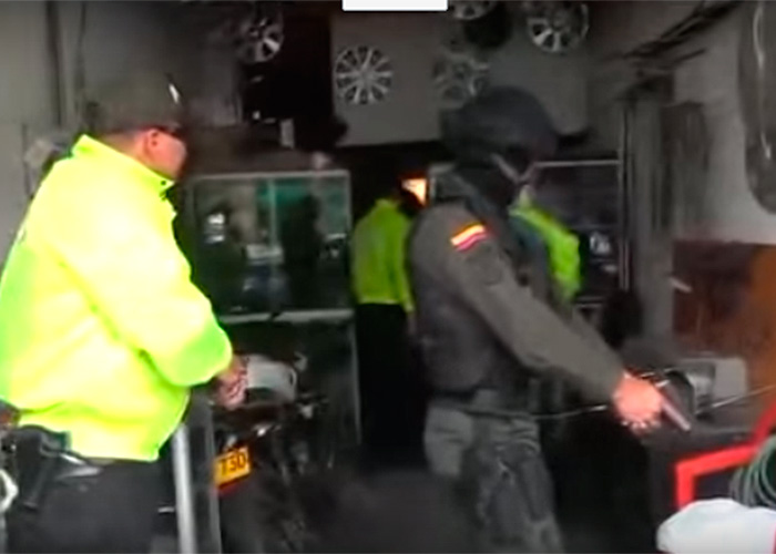 En video: así cayeron los vendedores de partes robadas de autos en Bogotá