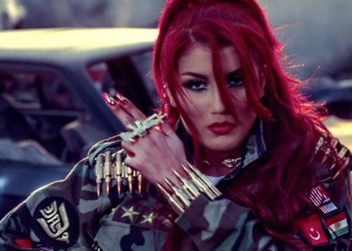 A golpe de cadera, la cantante pop Helly Luv encolerizó a los yihadistas