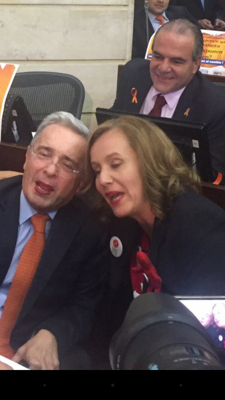 Uribe se dejó pintar los labios