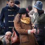  - Imágenes de la gente conmovida en los lugares del horror en Paris