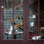  - Imágenes de la gente conmovida en los lugares del horror en Paris