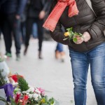  - Imágenes de la gente conmovida en los lugares del horror en Paris