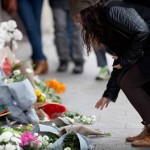  - Imágenes de la gente conmovida en los lugares del horror en Paris