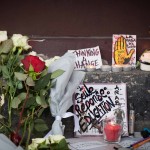  - Imágenes de la gente conmovida en los lugares del horror en Paris