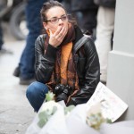  - Imágenes de la gente conmovida en los lugares del horror en Paris