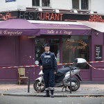  - Imágenes de la gente conmovida en los lugares del horror en Paris