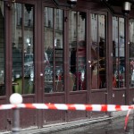  - Imágenes de la gente conmovida en los lugares del horror en Paris