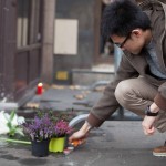  - Imágenes de la gente conmovida en los lugares del horror en Paris