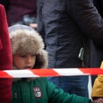  - Imágenes de la gente conmovida en los lugares del horror en Paris