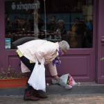  - Imágenes de la gente conmovida en los lugares del horror en Paris