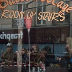  - Imágenes de la gente conmovida en los lugares del horror en Paris