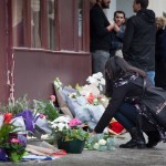  - Imágenes de la gente conmovida en los lugares del horror en Paris