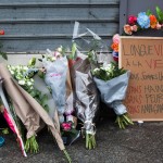  - Imágenes de la gente conmovida en los lugares del horror en Paris