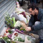  - Imágenes de la gente conmovida en los lugares del horror en Paris
