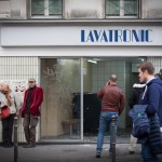  - Imágenes de la gente conmovida en los lugares del horror en Paris