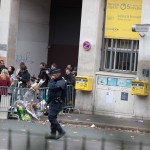  - Imágenes de la gente conmovida en los lugares del horror en Paris