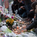  - Imágenes de la gente conmovida en los lugares del horror en Paris