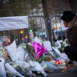  - Imágenes de la gente conmovida en los lugares del horror en Paris