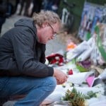  - Imágenes de la gente conmovida en los lugares del horror en Paris