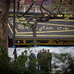  - Imágenes de la gente conmovida en los lugares del horror en Paris