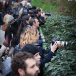  - Imágenes de la gente conmovida en los lugares del horror en Paris