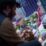  - Imágenes de la gente conmovida en los lugares del horror en Paris