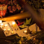  - Imágenes de la gente conmovida en los lugares del horror en Paris