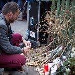  - Imágenes de la gente conmovida en los lugares del horror en Paris