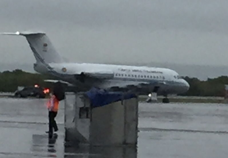 ¿Qué hace este avión de la flota presidencial en Cartagena si Santos está en Filipinas?