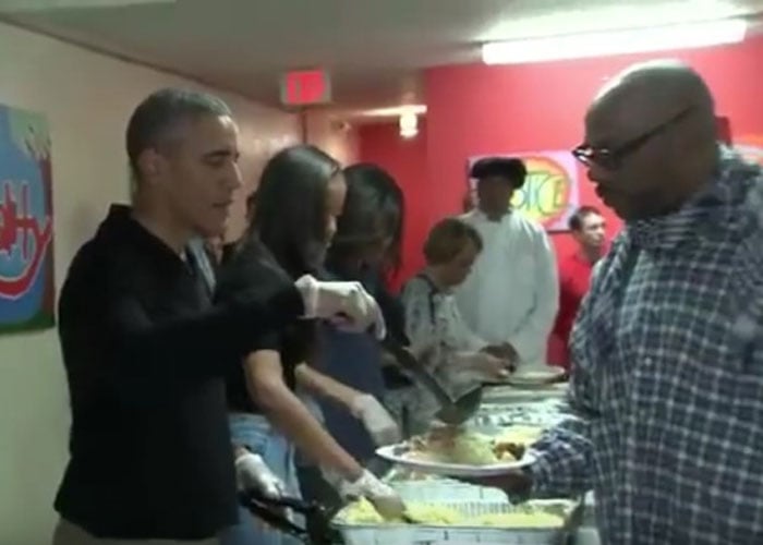 Video: Los Obama les sirven comida a habitantes de la calle