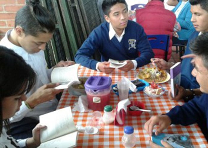 Almuerzo literario en la plaza de La Perseverancia