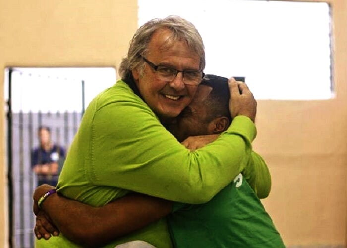 El argentino que puso a hacer yoga a los presos más peligrosos