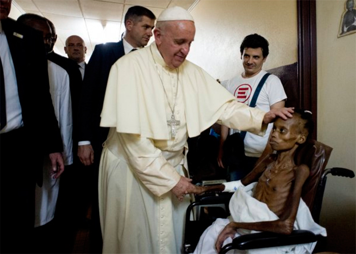 Fotos: la conmovedora visita del papa Francisco a un hospital pediátrico en África