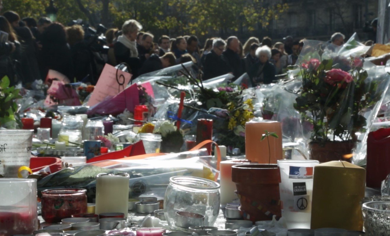 Video: homenaje parisino a los muertos del viernes 13