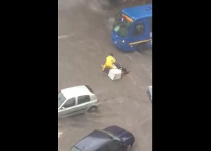 En video: un motociclista se cayó y así reaccionó un conductor del SITP