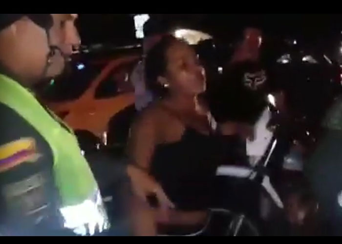 En video: mujer patea a agente de movilidad en Villavicencio