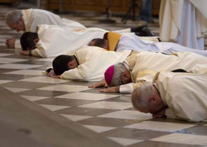 '¿Por qué no protestamos contra los curas pedófilos?'