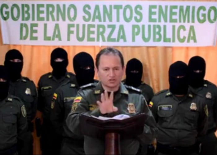 En video: policías encapuchados se les paran a Santos y al general Palomino