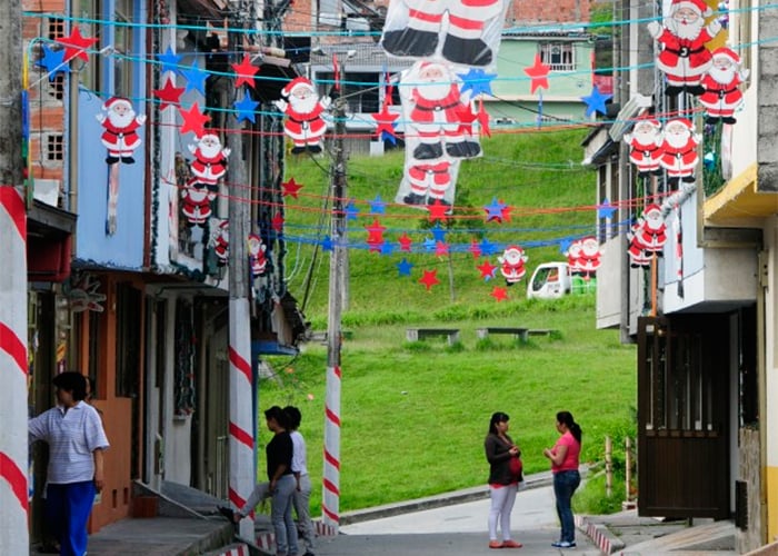 Cerrar la calle para pintar a Papá Noel: una costumbre bogotana