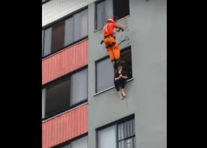 En video, el hombre que evitó el suicidio de una mujer con una patada en la cara
