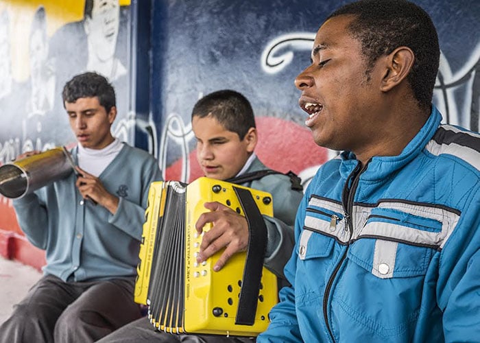 Vallenato, el sonido que ilumina la vida de 80 niños ciegos de un colegio de Bogotá