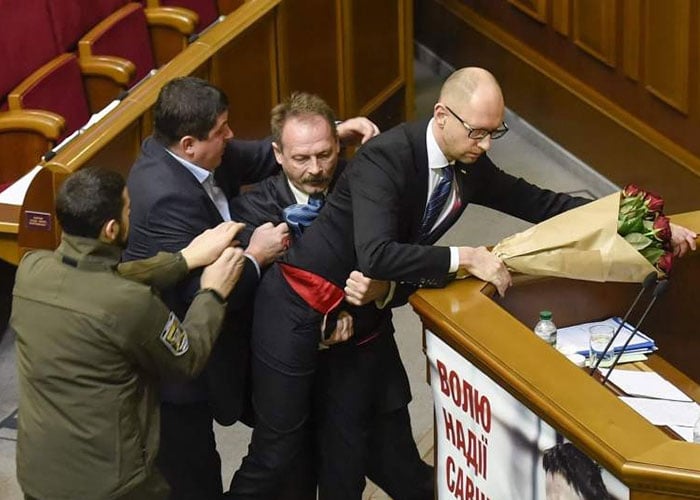 En video: a puños se fueron en el parlamento ucraniano