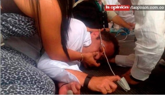 Imágenes del vicepresidente Vargas Lleras cuando es atendido en pleno desmayo