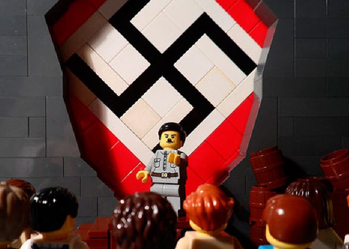 La historia del Holocausto Nazi contada con fichas de LEGO