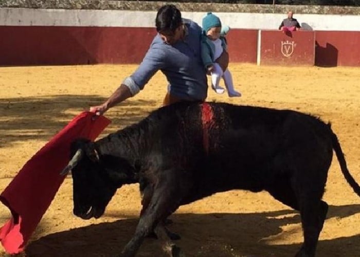 Francisco Rivera expone a su hija ante una vaquilla