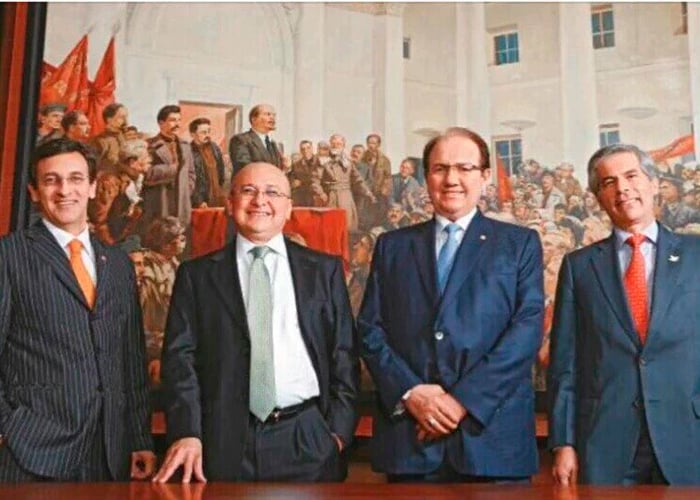 El poder judicial de Colombia posando frente a Lenin